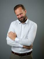 hombre con dolor en neutral antecedentes ai generativo foto