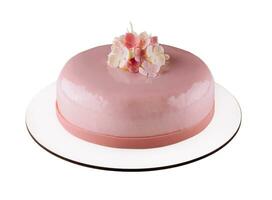 rosado mousse pasteles decorado en blanco plato foto