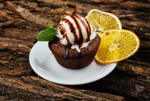 chocolate fondant pastel, fundido lava pastel con limón rebanadas foto