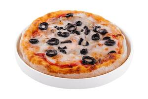 mini Pizza con aceitunas y queso en plato foto