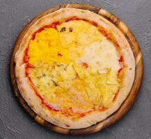 quattro formaggio - italiano Pizza con cuatro ordena de queso foto