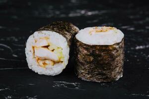 Anguila pescado Sushi rollos conjunto en negro foto