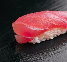 japonés nigiri Sushi con crudo atún filete foto