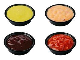 diferente tipos de salsas en pequeño bochas aislado foto