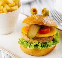 mini hamburguesa muestra lengua. el concepto de un favorito para niños hamburguesa. foto