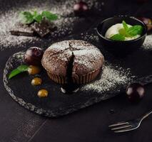 delicioso fundido chocolate lava pastel con vainilla hielo crema foto