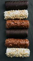 francés postre canutillos o Profiteroles con diferente chocolate Formación de hielo en parte superior ver foto