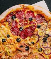 composición con rebanadas de diferente delicioso pizzas foto