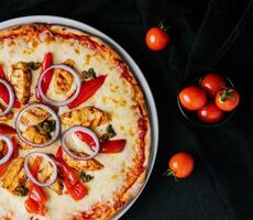 Fresco parilla pollo Pizza con vegetales foto