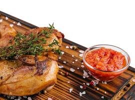 asado perdiz con salsa tomate en madera tablero foto