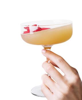 mujer mano participación daiquiri cóctel con fresa foto