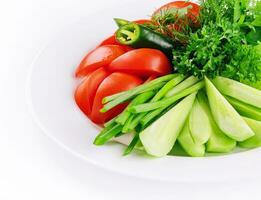 vegano plato de Fresco rebanado pepinos, verde cebollas y Cereza Tomates foto