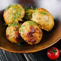 frito albóndigas decorado con ensalada y Tomates foto