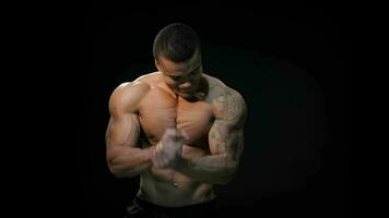 masculino fazendo musculação pose video