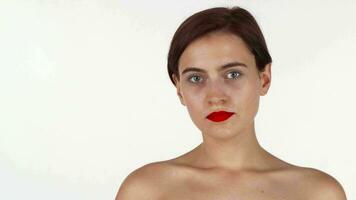 verbijsterend rood lippen brunette vrouw op zoek bedachtzaam naar de camera video
