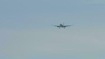 lungo tiro di Jet aereo si avvicina per approdo. passeggeri aereo mosche, davanti Visualizza. turismo e aviazione concetto video