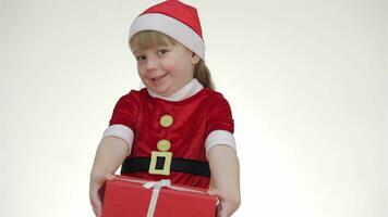 enfant fille offre une cadeau dans une rouge boîte video