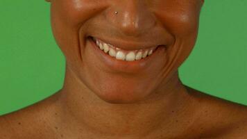 estúdio retrato do uma lindo sorrir do africano mulher video