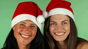 contento donne nel Santa Claus cappelli ridendo con gioia per il telecamera video