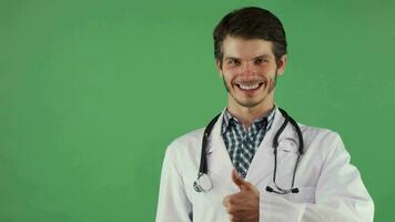 feliz masculino médico mostrando polegares acima sorridente alegremente video