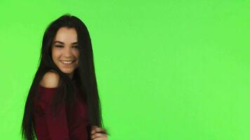 jong vrolijk mooi meisje poseren verleidelijk Aan groen achtergrond video