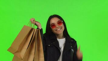 contento donna mostrando pollici su dopo shopping video