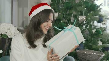 content femme dans Père Noël claus chapeau devinant quoi est dans sa présent video