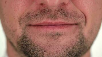 parte do a humano com a barba por fazer face e sorrir video