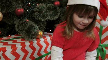 wenig Mädchen schreibt Brief zu das Santa claus video