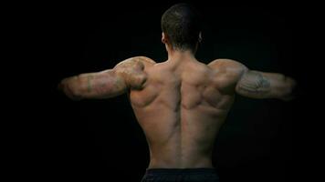hombre posando en un negro fondo, muestra su músculos video