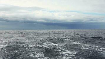 visie van gekarnd water achter in beweging motorboot. video