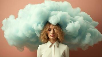 joven mujer con un nube en su cabeza. nube informática concepto. foto