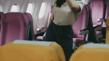 donna d'affari mano Tenere tavoletta mentre trasporto bagaglio con aeroporto sfondo video