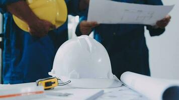 Trois lourd industrie ingénieurs supporter dans tuyau fabrication usine, utilisation numérique tablette ordinateur, avoir discussion. grand tuyau assemblé. conception et construction de huile, gaz et carburants transport pipeline video