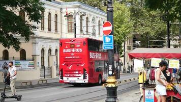 Istanbul kalkoen 12 mei 2023. rood groot bus dubbele decker toerist tour bus. video