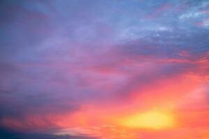 hermosa , lujo suave degradado naranja oro nubes y luz de sol en el azul cielo Perfecto para el fondo, tomar en verning,crepúsculo foto