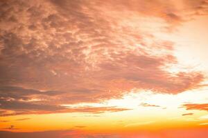 hermosa , lujo suave degradado naranja oro nubes y luz de sol en el azul cielo Perfecto para el fondo, tomar en siempre, crepúsculo, grande tamaño, alto definición paisaje foto