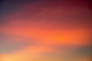 hermosa de lujo suave degradado naranja oro nubes y luz de sol en el azul cielo Perfecto para el fondo, tomar en tarde, crepúsculo foto