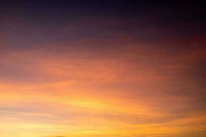 hermosa de lujo suave degradado naranja oro nubes y luz de sol en el azul cielo Perfecto para el fondo, tomar en tarde, crepúsculo foto