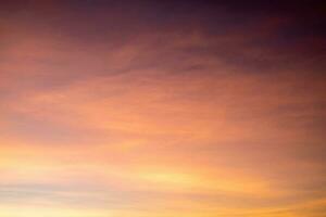 hermosa de lujo suave degradado naranja oro nubes y luz de sol en el azul cielo Perfecto para el fondo, tomar en tarde, crepúsculo foto