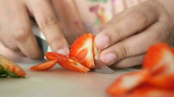 Dames snijdend aardbei fruit video