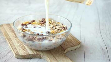 Gießen Milch in Granola muslimisch im ein Schüssel video