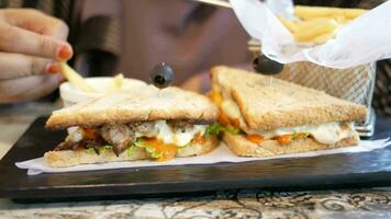 kvinnor hand plocka smörgås med skinka, ost, tomater, video