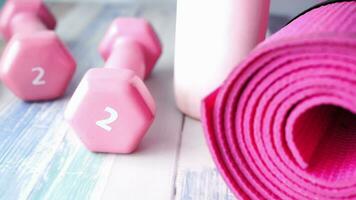 roze kleur halter, oefening mat en water fles Aan wit achtergrond . video