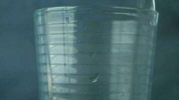 långsam rörelse av vatten häller in i glas . video