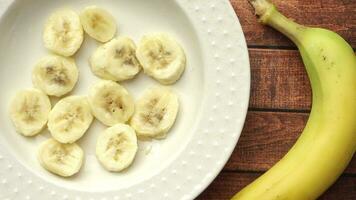 Haut vue de tranche de Frais banane sur une assiette video