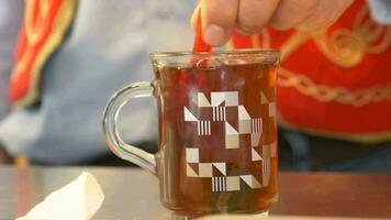 mexendo tradicional turco chá em branco mesa . video