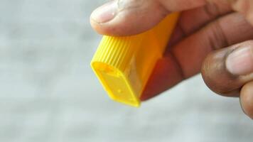 kunstmatig zoetstof dropping van plastic houder video
