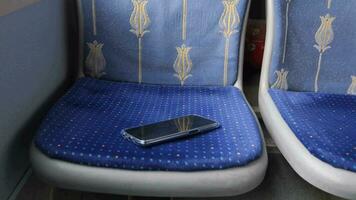 olvidar teléfono inteligente en público autobús sentar video