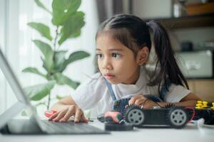 vástago educación concepto. asiático joven niña aprendizaje robot diseño. foto